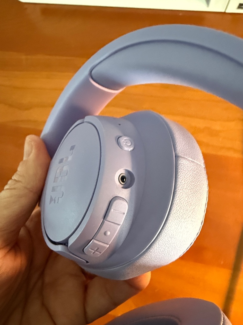JBL Light Lavender Over-Ear Wireless Headphones - Picture 3 of 6